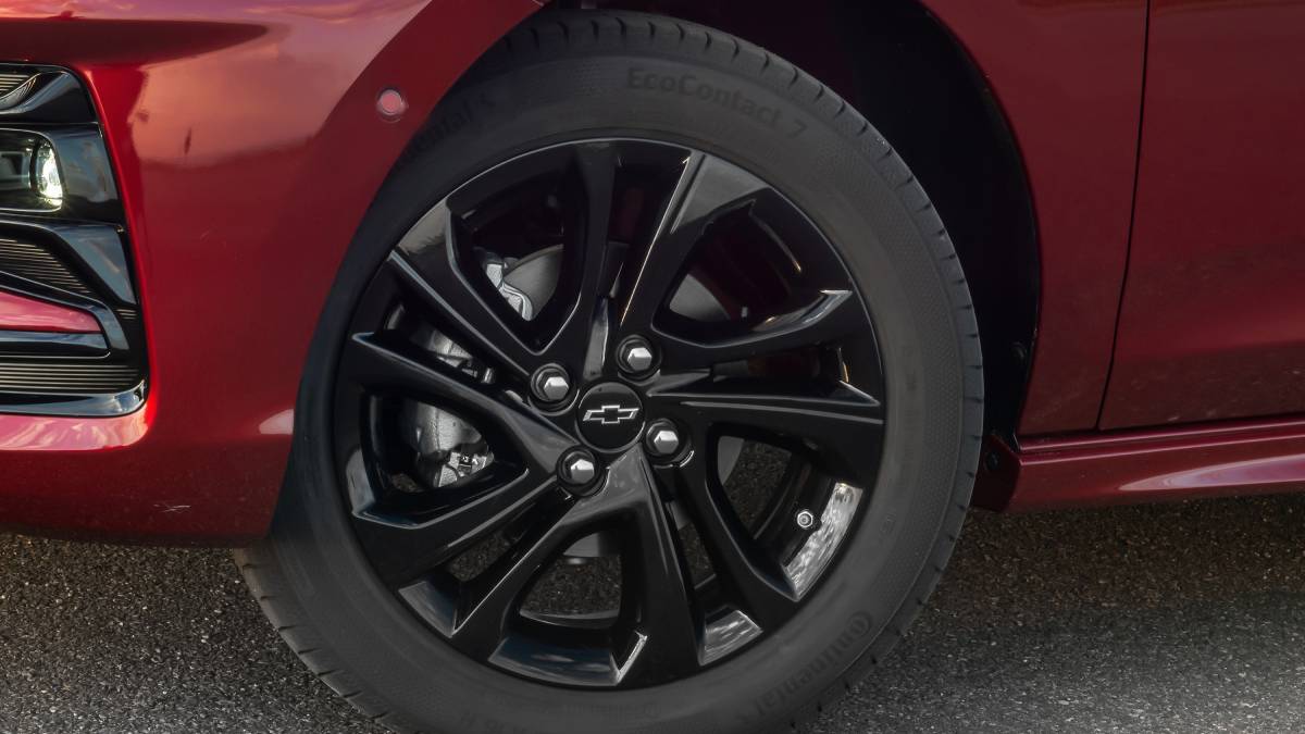 Roda do Chevrolet Onix RS em Vermelho Scarlet metálico