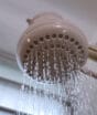 Limpar os furinhos do chuveiro fica mais fácil com estas 10 dicas simples que ajudam a desobstruir o espalhador e melhorar o jato de água em casa