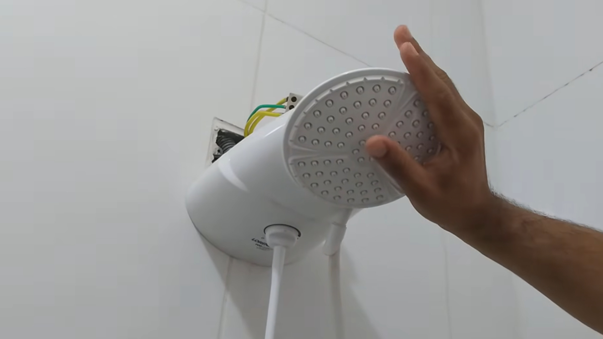 A resistência do chuveiro pode ser danificada por um erro que muita gente comete sem perceber (Reprodução: Cotidiano!/ YouTube)