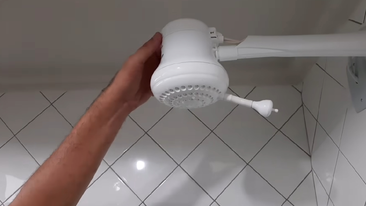 Um hábito comum durante o banho pode queimar a resistência do chuveiro e aumentar os gastos com energia (Reprodução: DP Elétrica/ YouTube)