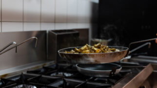 Cogumelos, abobrinha e outros vegetais podem substituir arroz e batata em um almoço com menos carboidratos (Foto: Mateusz Feliksik/ Pexels)
