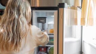 Aprenda o passo a passo do método, entenda por que ele funciona e saiba quais tipos de roupa podem ser colocados no freezer (Foto: Kevin Malik/Pexels)