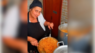 Entre panelas e receitas de família, Dona Marlene acompanhava de perto a rotina do buffet (Foto: Arquivo pessoal)