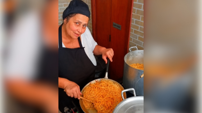 Entre panelas e receitas de família, Dona Marlene acompanhava de perto a rotina do buffet (Foto: Arquivo pessoal)