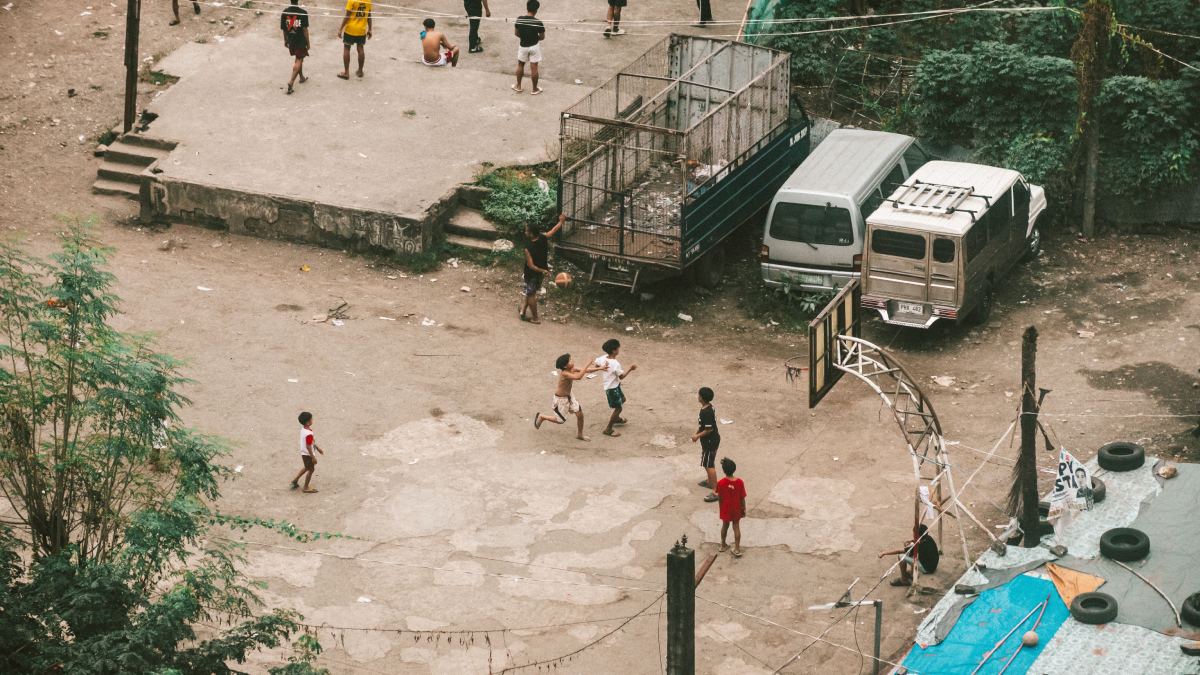 Antes das redes sociais dominarem o entretenimento, era comum ver crianças brincando de bola, pega-pega e esconde-esconde nas ruas (Foto: Nothing Ahead/ Pexels)