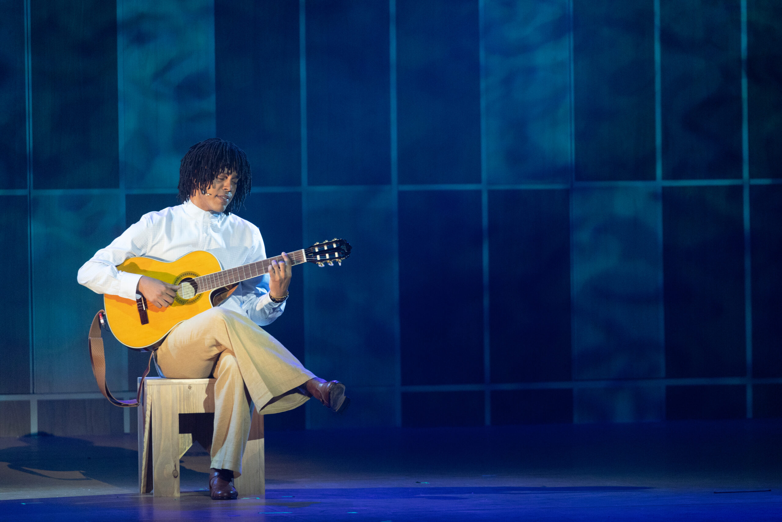 Raphael Elias interpreta Djavan na montagem, que revisita a trajetória pessoal e artística do cantor alagoano