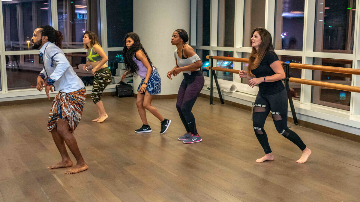 A dança combina ritmo, memória e movimento para estimular a coordenação motora de forma divertida (Foto: David Awokoya/ Pexels)