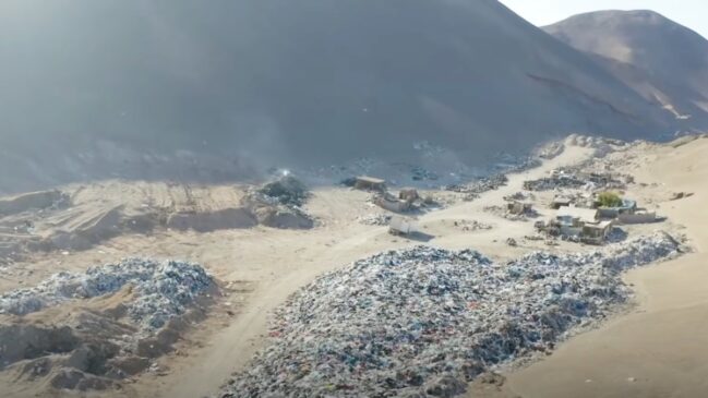 As roupas começaram a se acumular há mais de 15 anos e hoje já podem ser vistas do espaço (Foto: Reprodução/Youtube/@bbcbrasil)