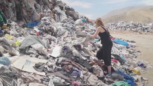Os moradores de Alto Hospicio muitas vezes pegam essas roupas e tentam revender a preços muito baixos, pois são imigrantes ilegais sem emprego fixo (Foto: Reprodução/Youtube/@bbcbrasil)
