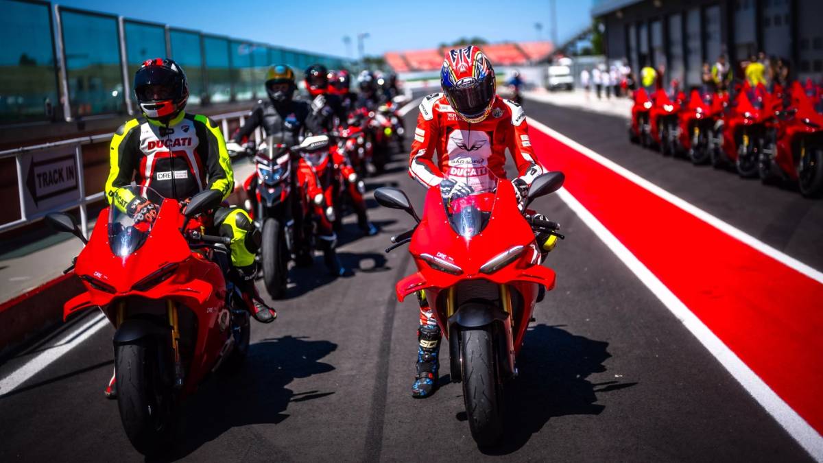Várias motos na festa de 100 anos da Ducati