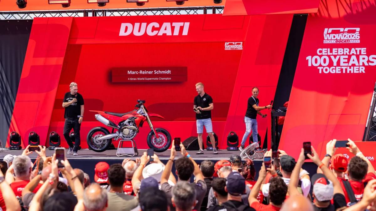 Pilotos no pódio da festa de 100 anos da Ducati