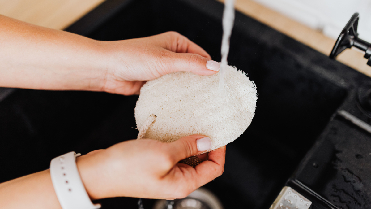 Com produtos simples e a técnica certa, é possível limpar o sofá de microfibra sem deixar marcas de água (Foto: kaboompics/ Pexels)