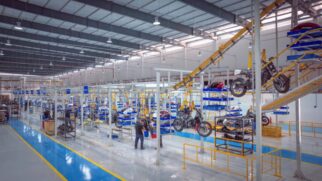 Fábrica da Bajaj em Manaus produzindo motos