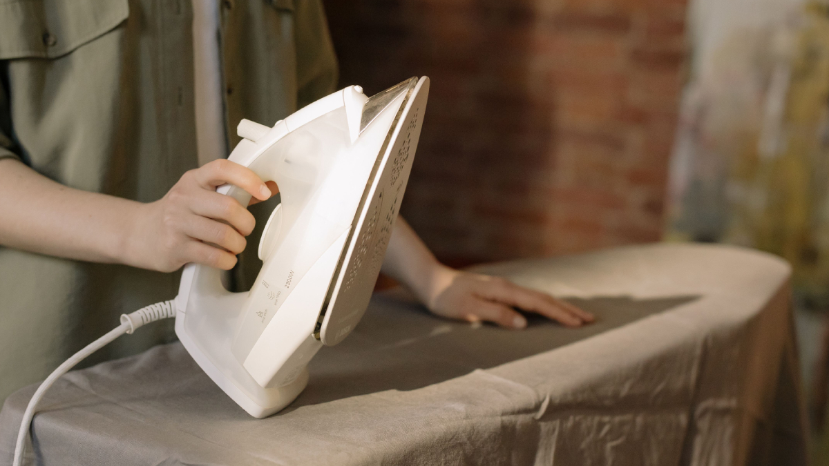 Resíduos e queimaduras na base do ferro podem comprometer o deslizamento e danificar tecidos delicados (Foto: cottonbro studio/ Pexels)