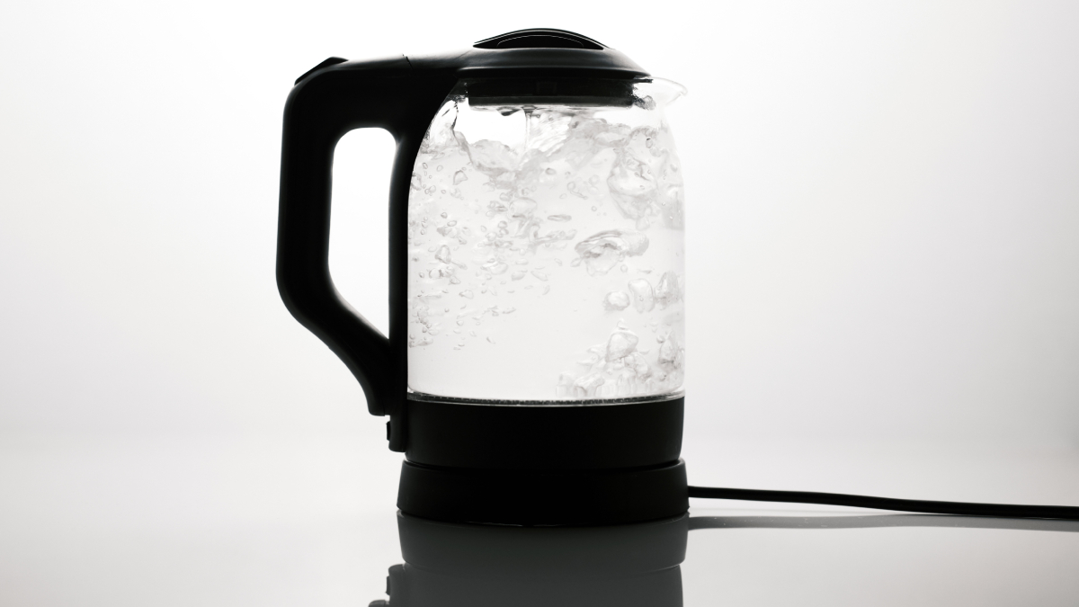 Truque doméstico com água quente chama atenção por facilitar a higienização do vaso sanitário sem substituir os produtos desinfetantes (Foto: Engin Akyurt/ Pexels)