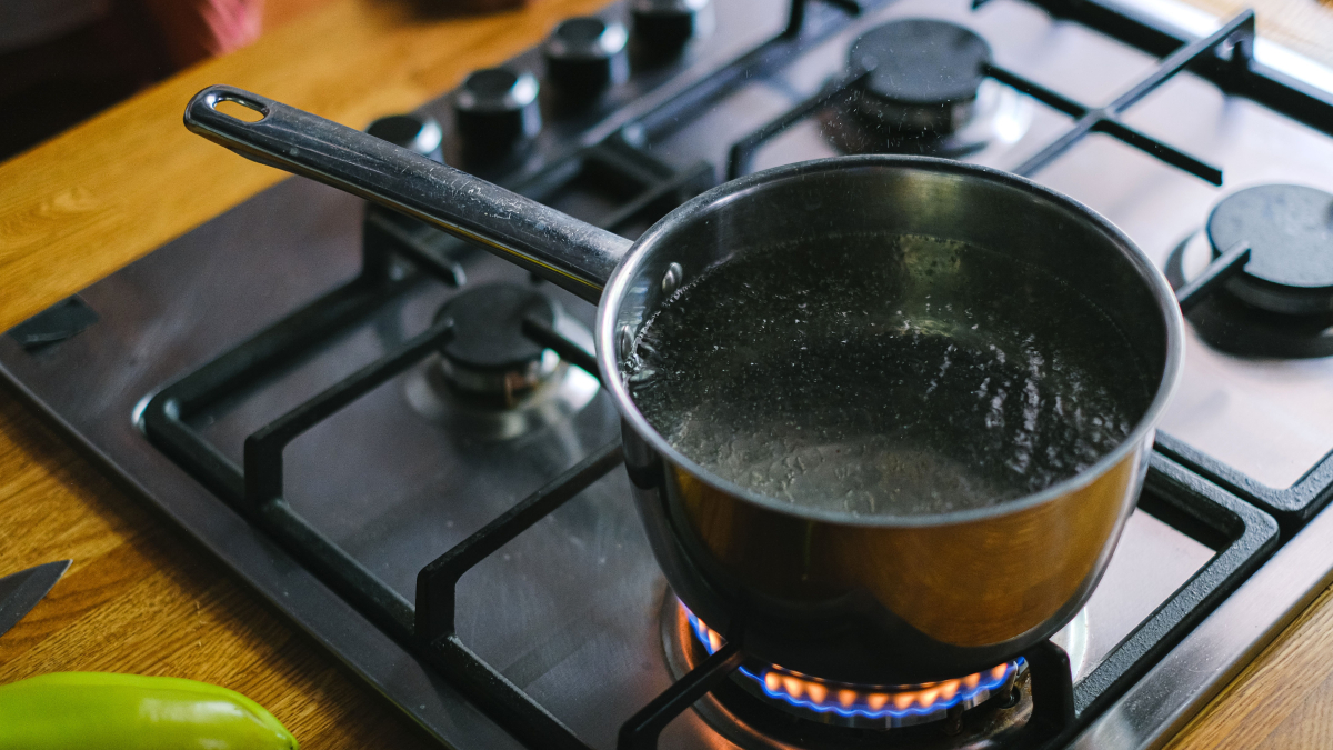Água quente pode potencializar a ação dos produtos de limpeza no vaso sanitário, desde que seja aplicada da forma correta (Foto: Anna Shvets/ Pexels)