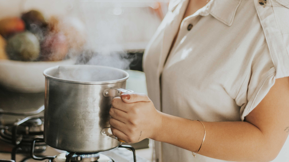 A técnica viral da água quente promete facilitar a limpeza do vaso sanitário, mas exige alguns cuidados importantes (Foto: Letícia Alvares/ Pexels)
