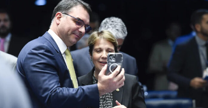 Flávio Bolsonaro afirmar que é brasileiro e não desistirá de tentar o nome de Tereza Cristina como sua vice / Roque de Sá/Agência Senado