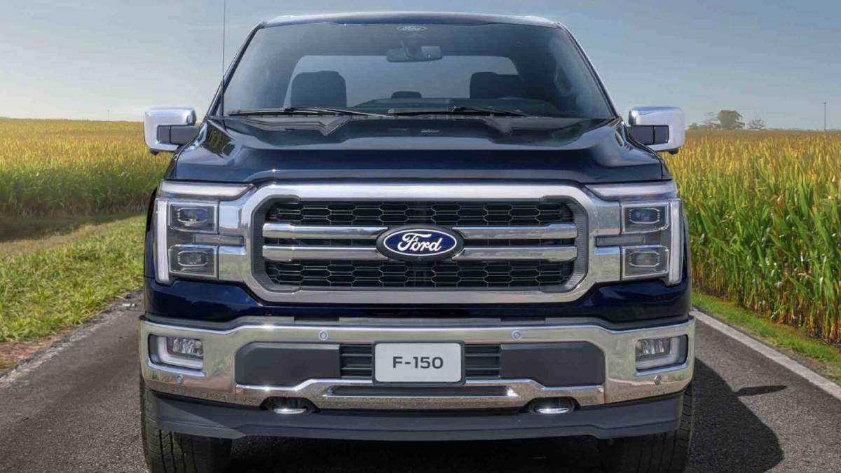 Ford F-150 Lariat em terreno de terra