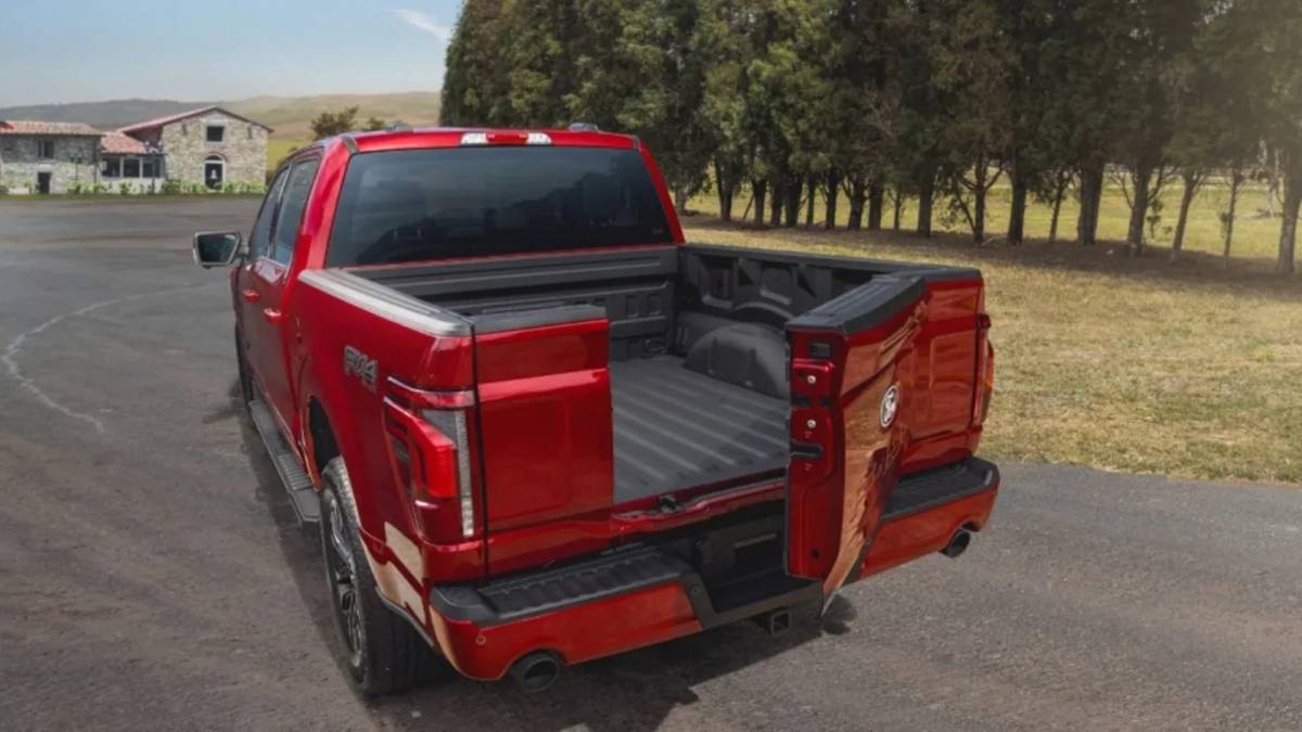 Ford F-150 Lariat vermelha no asfalto