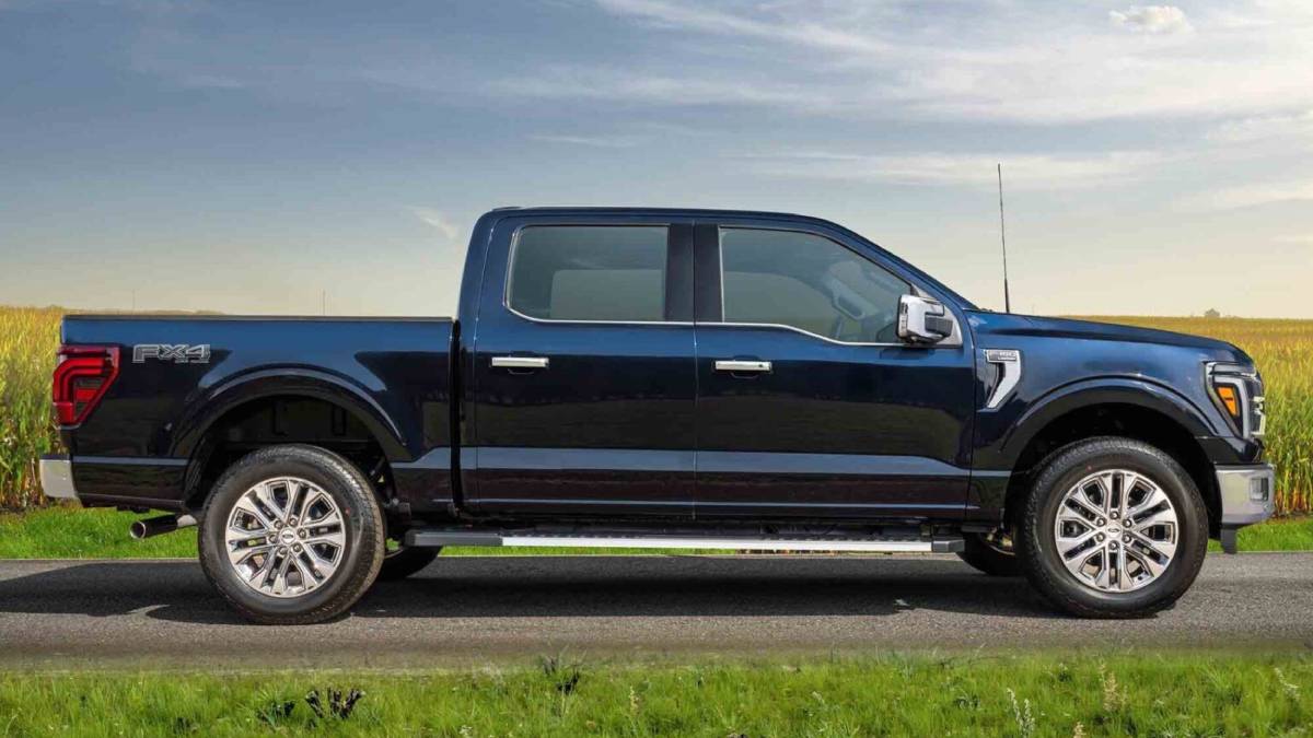 Ford F-150 Lariat no asfalto