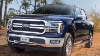 Ford F-150 Lariat em terreno de terra