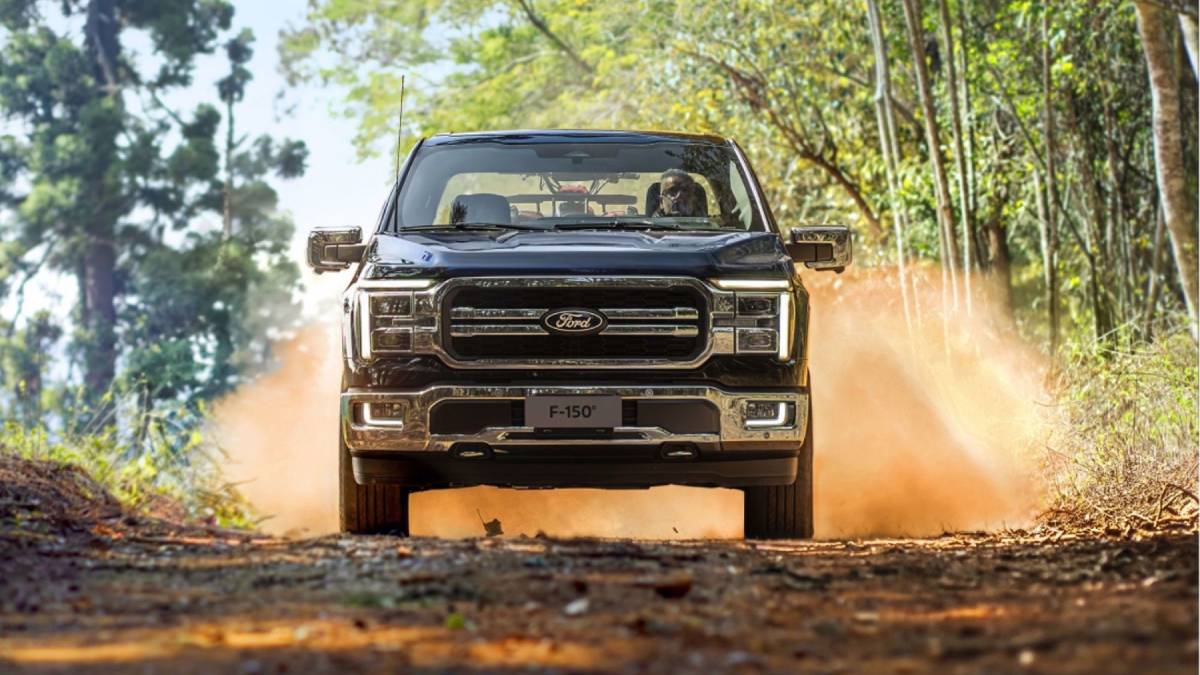 Ford F-150 Lariat em terreno de terra