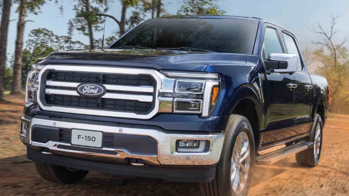 Ford F-150 Lariat em terreno de terra