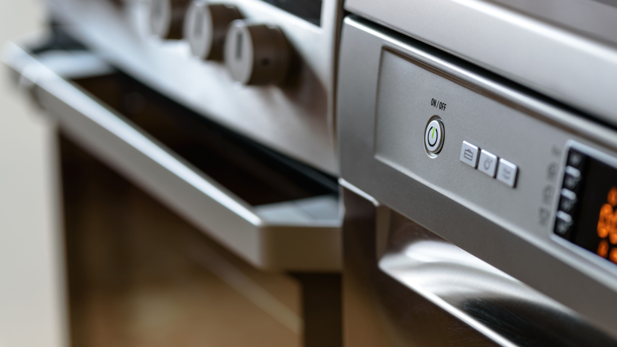 A manutenção periódica da grelha do forno reduz odores e facilita a limpeza no dia a dia (Foto: AS Photography/ Pexels)