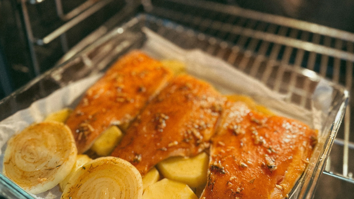 Verificar se a travessa pode ir ao forno é um cuidado simples que aumenta a segurança na cozinha (Foto: Ayşe Nur/ Pexels)