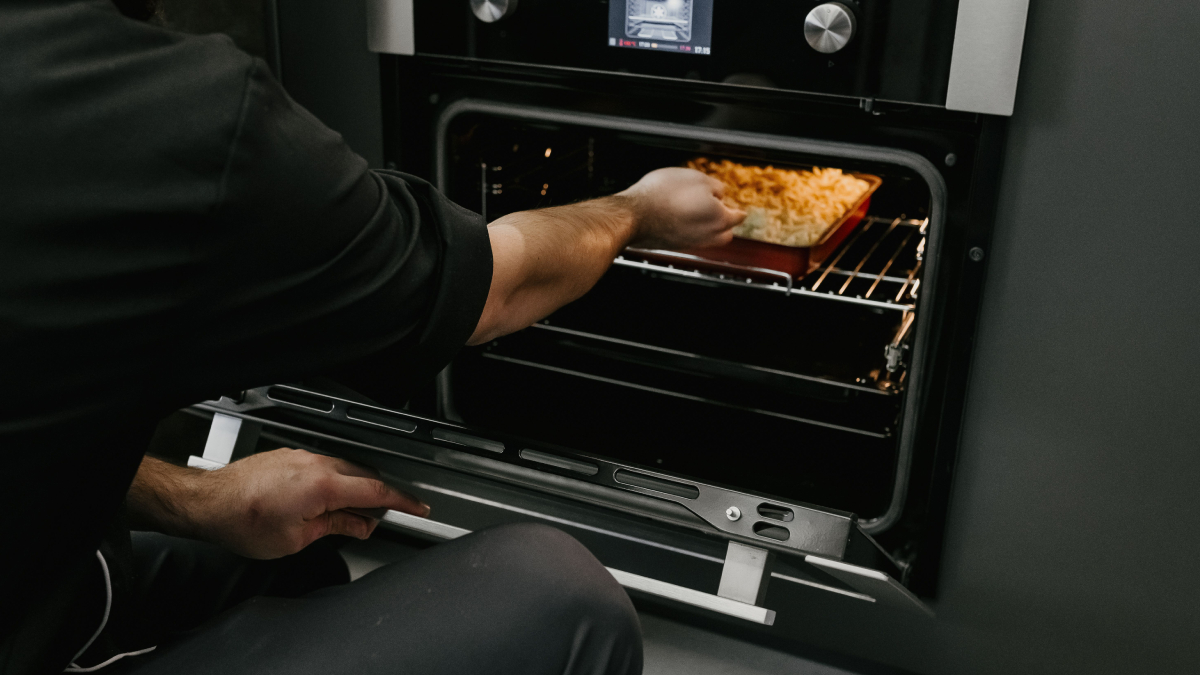 Usar uma travessa inadequada no forno pode provocar rachaduras, quebras e comprometer o preparo dos alimentos (Foto: Jonathan Borba/ Pexels)