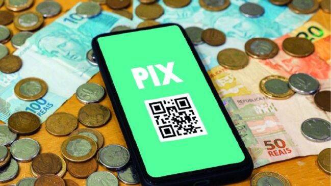 Pix lidera em quantidade; cartão vence no valor. Pesquisa mostra que o pagamento instantâneo domina o e-commerce brasileiro, enquanto o parcelamento mantém o cartão de crédito como protagonista nas grandes compras (Foto: Divulgação, Freepik)