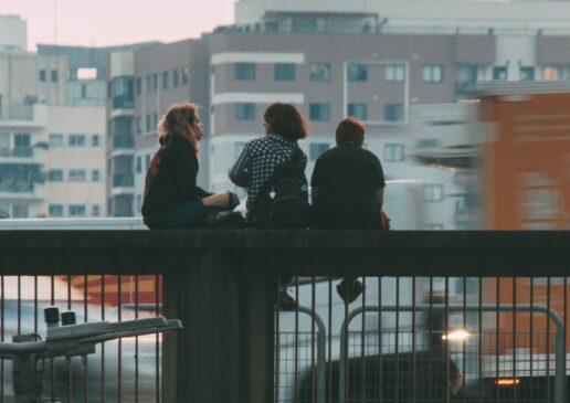 Pessoas no frio aproveitando a vista da cidade/ Foto: Pixabay
