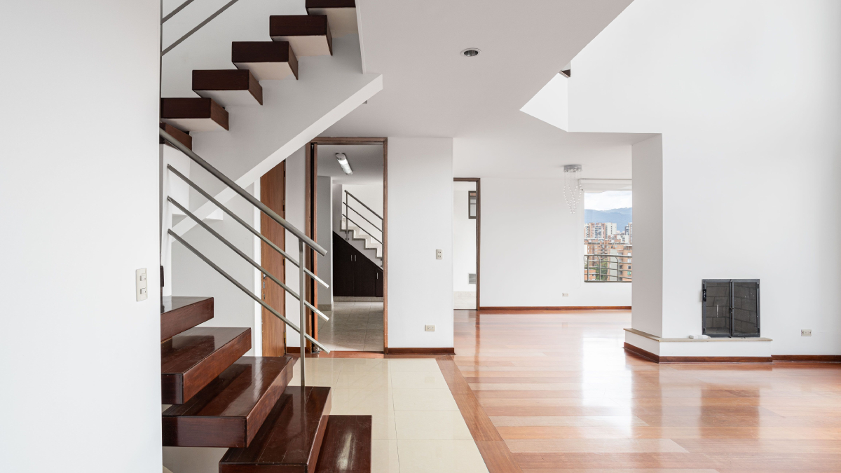 Detergente neutro e pano levemente úmido são suficientes para limpar o piso laminado sem danificá-lo (Foto: Gustavo Galeano Maz/ Pexels)