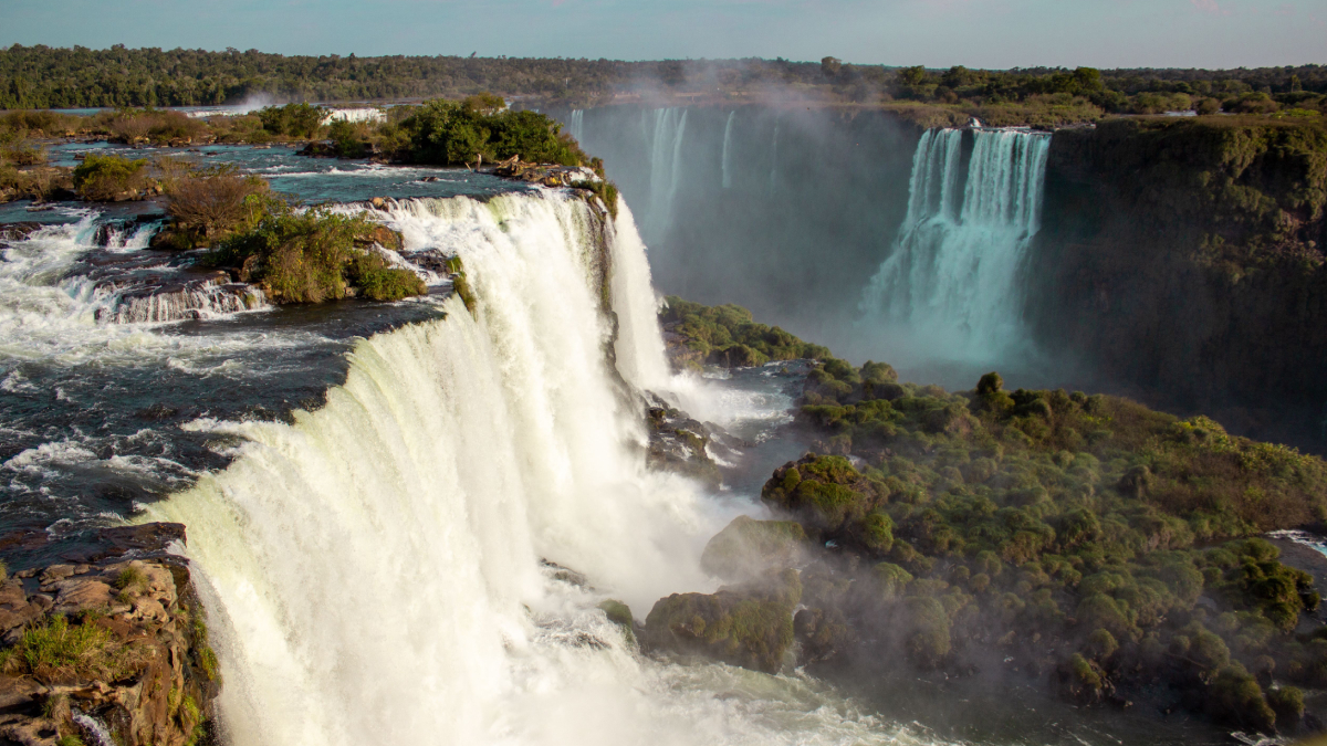 As Cataratas do Iguaçu estão entre os principais cartões-postais naturais do mundo e recebem turistas de dezenas de países (Foto: Kaká Souza/ Pexels)