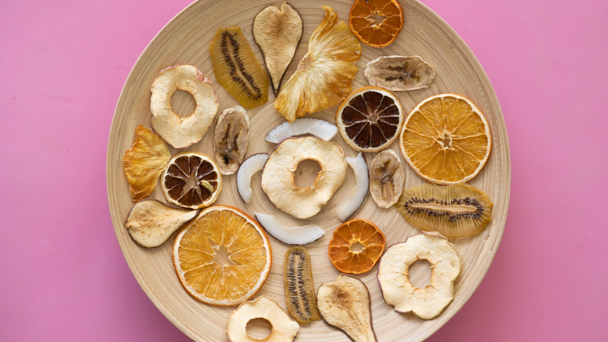 A liofilização preserva boa parte dos nutrientes das frutas, mas especialistas recomendam atenção às porções (Foto: Hanna Auramenka/ Pexels)