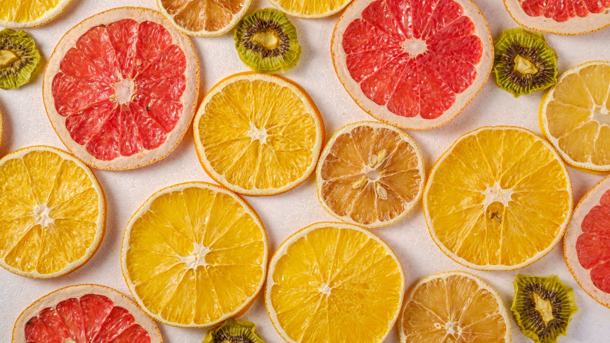 O sucesso das frutas liofilizadas cresce entre quem procura alternativas aos alimentos ultraprocessados (Foto: Rodion Kutsaiev/ Pexels)