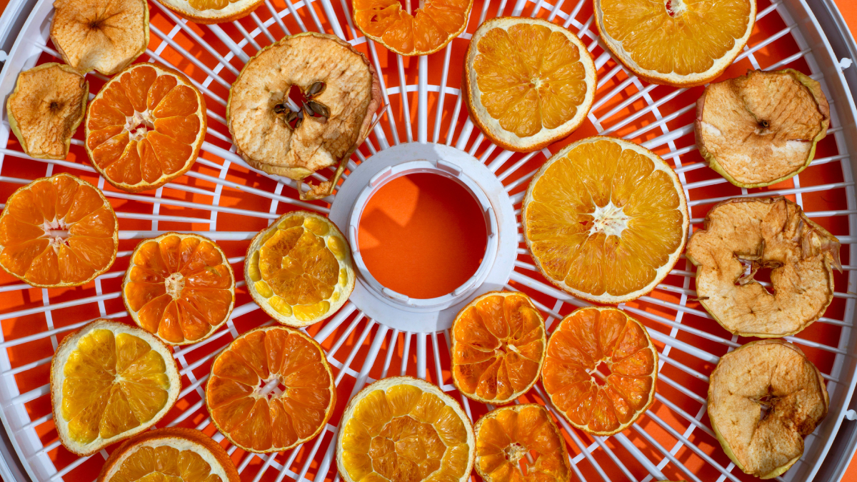 Práticas para o trabalho, academia e viagens, as frutas liofilizadas devem ser consumidas com moderação (Foto: Valentin Ivantsov/ Pexels)