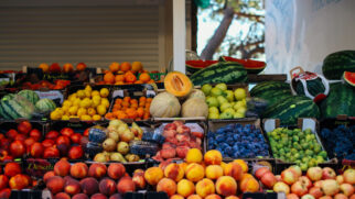 Conhecer a quantidade de açúcar das frutas pode ajudar na escolha de uma dieta mais equilibrada e adequada aos seus objetivos (Foto: Rachel Claire/ Pexels)