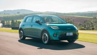 GAC Aion UT azul na estrada