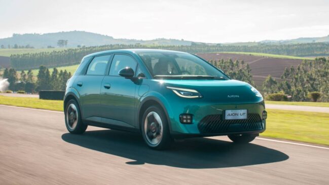GAC Aion UT azul na estrada