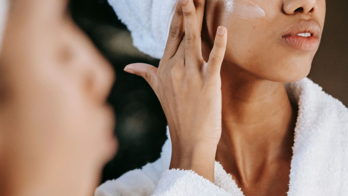 Hidratante para áreas ressecadas, incluindo o rosto (Foto: Sora Shimazaki/Pexels)
