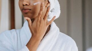 Produto forma uma barreira que preserva a hidratação da pele durante a noite, mas não é indicado para todos os tipos de rosto (Foto: Sora Shimazaki/Pexels)