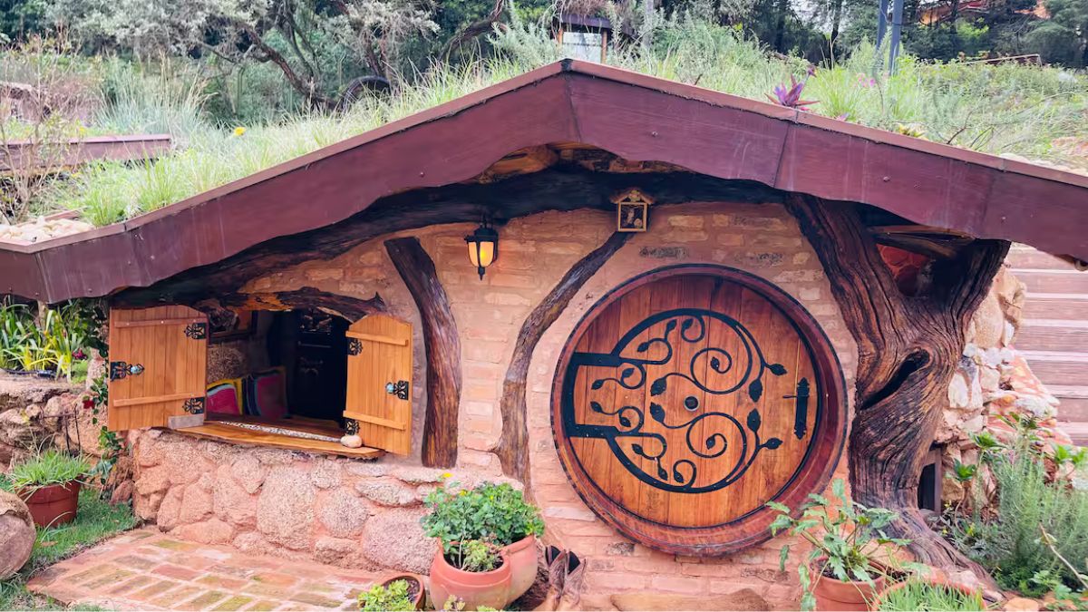 Acomodação que recria uma toca de Hobbit do filme dos Senhor dos Anéis no interior de São Paulo.