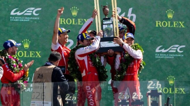 Nyck de Vries e companheiros da Toyota Racing erguem o troféu no pódio das 24 Horas de Le Mans 2026/Divulgação/FIA
