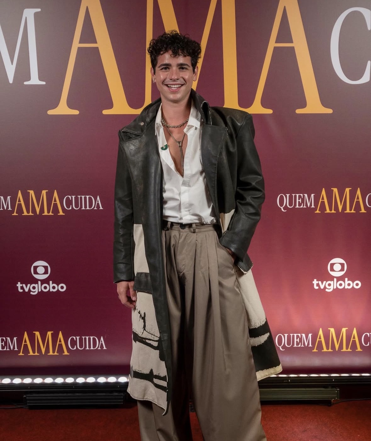 Do teatro aos estúdios da TV Globo, o ator conta como realizou o sonho de estrear em uma novela das nove e conquistar seu primeiro grande papel na televisão. Foto: Reprodução