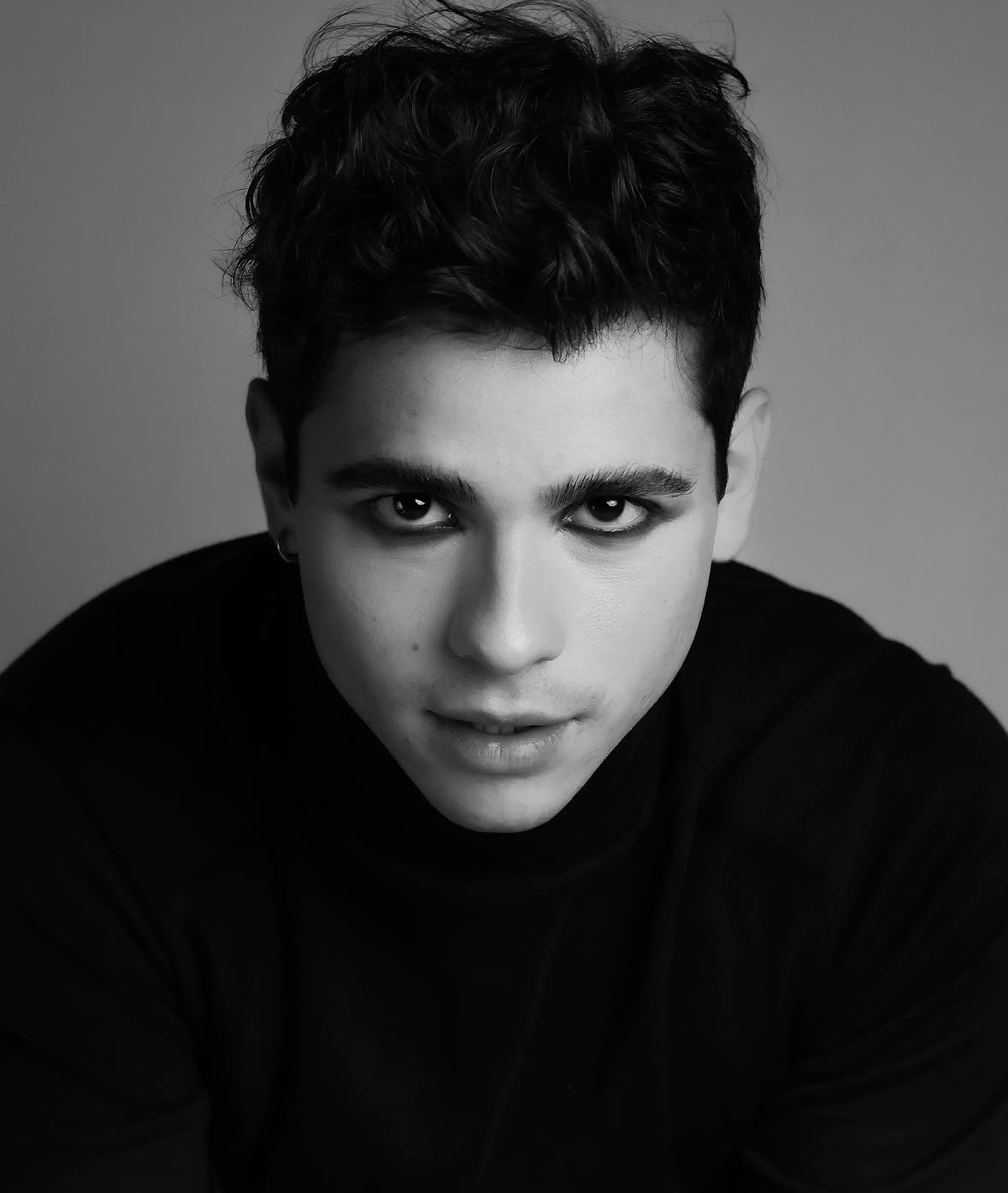 O jovem artista revela como relatos enviados por fãs nas redes sociais se tornaram parte da construção de Mau Mau e reforçaram a importância da representatividade na trama. Foto: Marcelo Dias