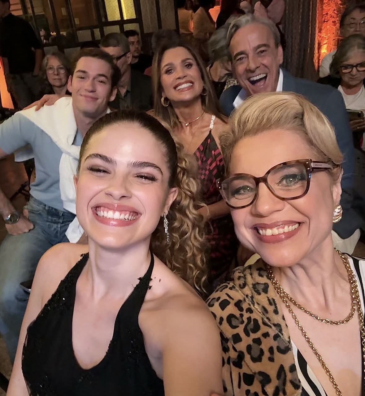 Nas redes sociais, a atriz compartilha com seus seguidores vídeos dos bastidores da novela. Fotos: Reprodução/Redes Sociais