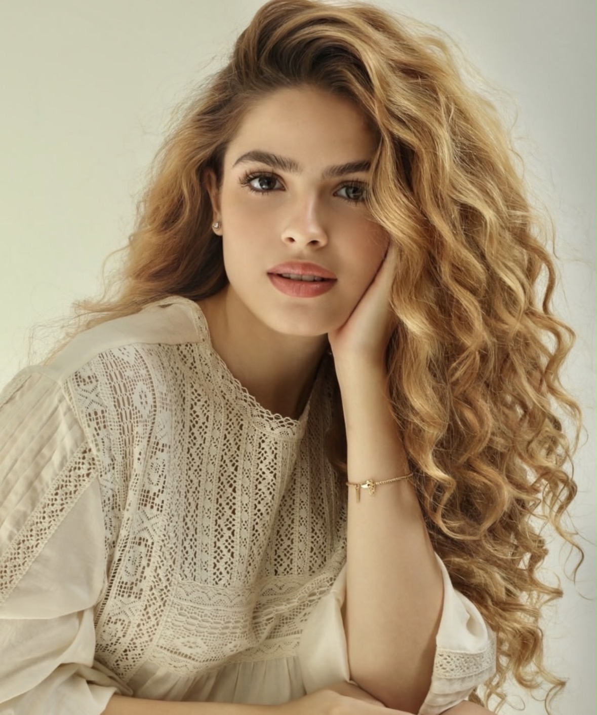 Sem dar muitos detalhes sobre o futuro de sua personagem na trama, Mah fala que a segunda fase da novela, que começou há cerca de duas semanas, vai trazer uma maturidade para a Carolina. Foto: Ieda Ribeiro
