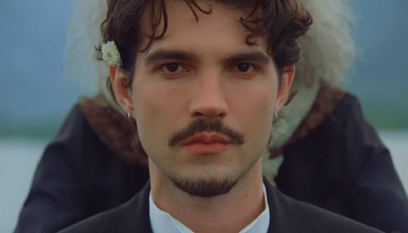 Definido pelo artista como um álbum com "músicas sobre a vida, nem sempre como ela é", Memórias Póstumas aposta em uma narrativa mais íntima e delicada